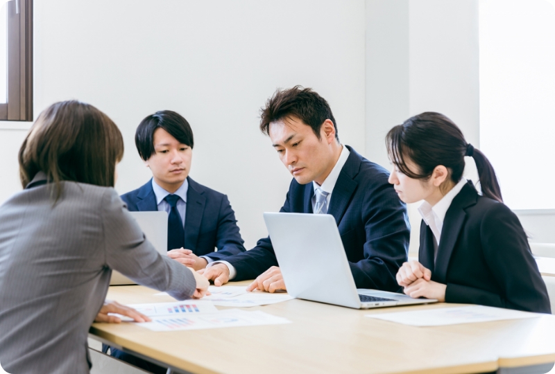社員での会議中の写真