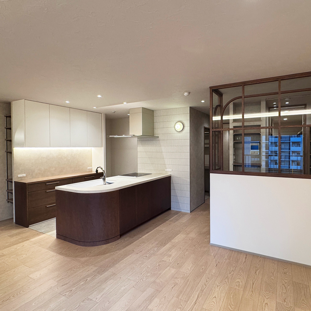 広々とした開放的なLDKと対面式キッチン、おしゃれな室内窓のあるマンションリノベーション